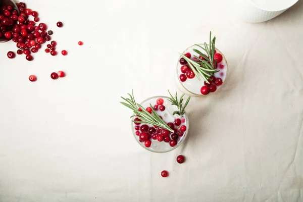 Margarita al cocco con mirtilli rossi e rosmarino — Foto Stock