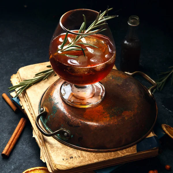 Whisky cocktail met verbrande rozemarijn — Stockfoto