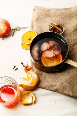 Bakır tencerede mulled şarap 