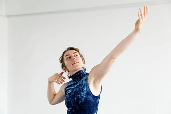 Young Female Performer Dressed Blue Velvet Dress Practicing Contemporary Dance — Stock Photo, Image