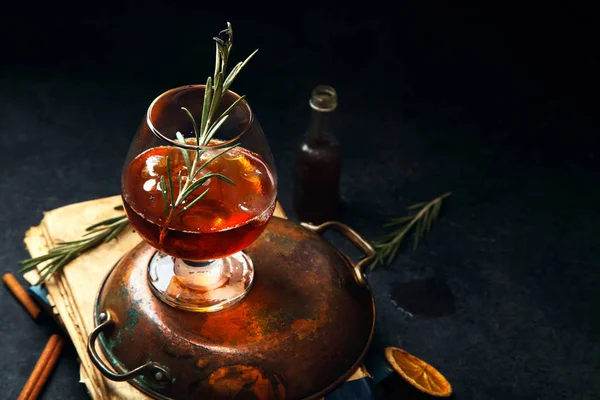 Whisky Cocktail Met Ijs Verbrande Rozemarijn Donkere Achtergrond Vintage Papers — Stockfoto