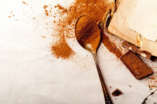 Cuchara Con Cacao Derramado Polvo Sobre Fondo Lino Con Libros —  Fotos de Stock