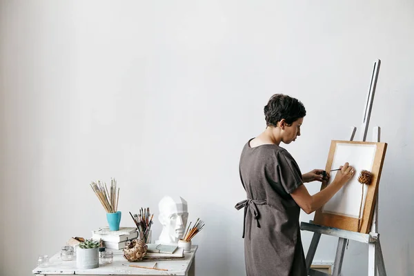 Artista Feminina Seu Espaçoso Estúdio Branco Trabalhando Com Pintura Aquarela — Fotografia de Stock