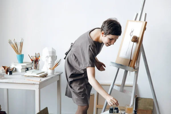 Artista Feminina Seu Espaçoso Estúdio Branco Trabalhando Com Pintura Aquarela — Fotografia de Stock