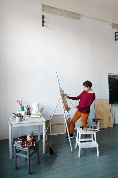 Artista Feminina Seu Espaçoso Estúdio Branco Trabalhando Com Pintura Aquarela — Fotografia de Stock