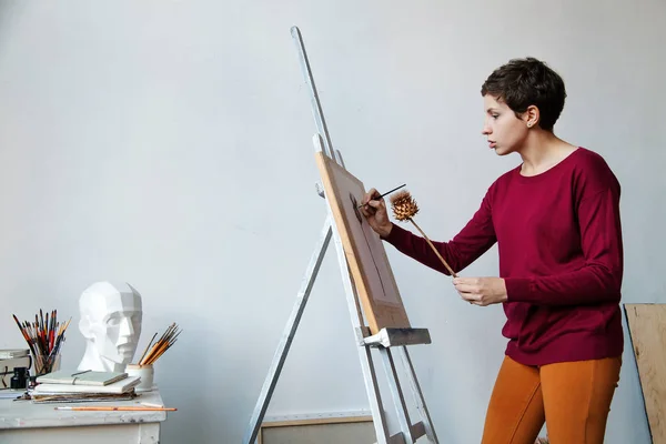 Artista Feminina Seu Espaçoso Estúdio Branco Trabalhando Com Pintura Aquarela — Fotografia de Stock