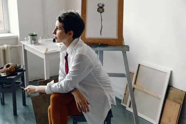 Artista Feminina Seu Espaçoso Estúdio Branco Trabalhando Com Pintura Aquarela — Fotografia de Stock