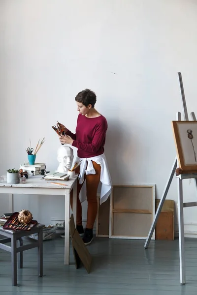Kadın Sanatçı Onun Geniş Beyaz Studio Suluboya Ile Çalışma Doğal — Stok fotoğraf