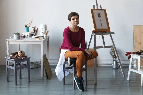 Artista Feminina Seu Espaçoso Estúdio Branco Trabalhando Com Pintura Aquarela — Fotografia de Stock