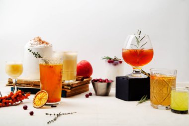 Çeşitli kış kokteyller kümesi: mulled şarap, yumurta likörü, limoncello, eski moda, Hindistan cevizi margarita. Beyaz keten zemin. Kopya alanı ile yatay kompozisyon.
