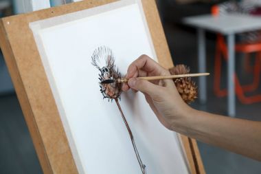 Kadın sanatçı dekoratif enginar suluboya resim oluşturma. Doğal ışık. Yaratıcılık kavramı açıklanması. Yatay kompozisyon.