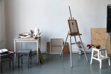 İçişleri Resim Studio serbest sanatçı. Alçı şişe masanın üzerinde sketchbooks ile baş, fırçalar, pencills, mürekkep ve boya. Şövale suluboya resim ile. Serbest Sanatçı yaşam tarzı kavramı. Kopya alanı