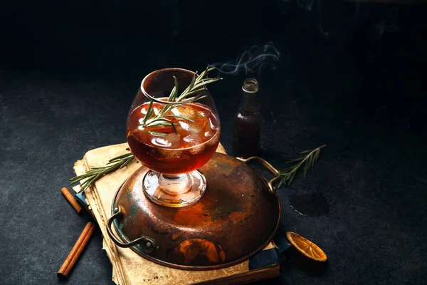 Whiskey Cocktail Mit Eis Und Gebranntem Rosmarin Dunkler Hintergrund Altpapier — Stockfoto