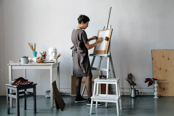 Artista Feminina Seu Espaçoso Estúdio Branco Trabalhando Com Pintura Aquarela — Fotografia de Stock