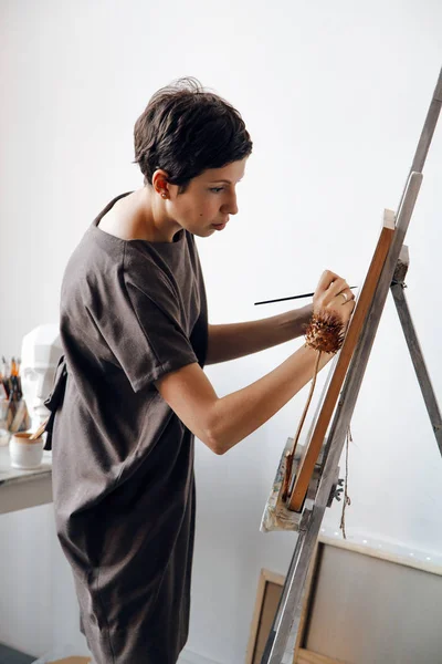 Artista Feminina Seu Espaçoso Estúdio Branco Trabalhando Com Pintura Aquarela — Fotografia de Stock