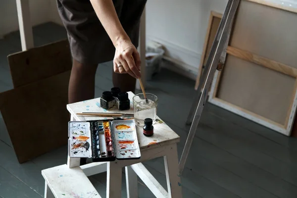 Artista Feminina Seu Espaçoso Estúdio Branco Trabalhando Com Pintura Aquarela — Fotografia de Stock