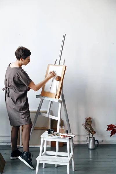 Artista Feminina Seu Espaçoso Estúdio Branco Trabalhando Com Pintura Aquarela — Fotografia de Stock