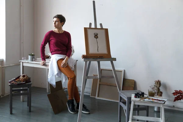 Artista Feminina Seu Espaçoso Estúdio Branco Trabalhando Com Pintura Aquarela — Fotografia de Stock