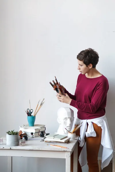 Artista Feminina Seu Espaçoso Estúdio Branco Trabalhando Com Pintura Aquarela — Fotografia de Stock