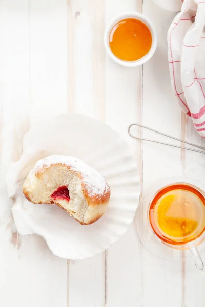 お祝い Sufganiyot ドーナツとお茶の時間はゼリー入りし 砂糖の粉で覆われています 明るい照明 白い木製の背景 垂直方向の組成 — ストック写真