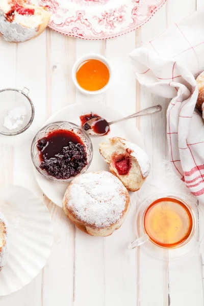 Çay Saati Ile Festival Sufganiyot Donut Jöle Ile Dolu Pudra — Stok fotoğraf