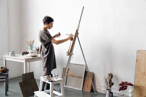 Artista Feminina Seu Espaçoso Estúdio Branco Trabalhando Com Pintura Aquarela — Fotografia de Stock