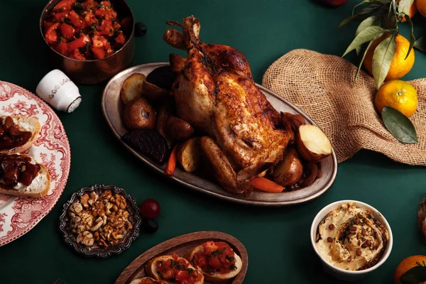 Jantar Tradicional Com Frango Assado Patê Bruschettas Tomate Fundo Verde — Fotografia de Stock