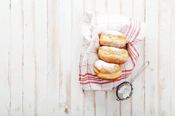 Zestaw Trzech Sufganiyot Pączki Galaretką Ułożone Polu Białym Tle Drewnianych — Zdjęcie stockowe