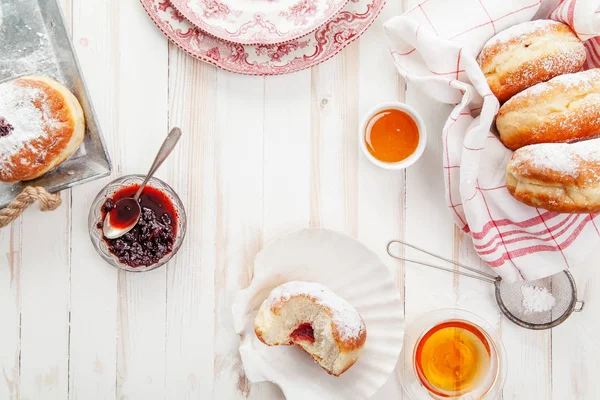 Czas Herbatę Pączki Uroczysty Sufganiyot Wypełnione Galaretką Pokryte Cukru Proszek — Zdjęcie stockowe