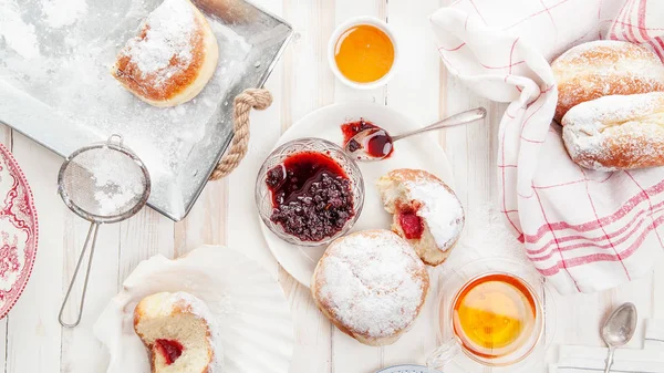 Czas Herbatę Pączki Uroczysty Sufganiyot Wypełnione Galaretką Pokryte Cukru Proszek — Zdjęcie stockowe