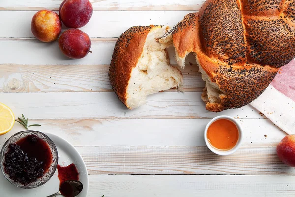 Traditionele Joodse Brood Bruin Challah Witte Houten Achtergrond Met Fruit — Stockfoto