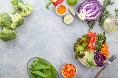 Kuskus, brokoli ve havuç pişmiş ile öğle yemeği için lezzetli sağlıklı kase küpleri, kızarmış bezelye, avokado ve kırmızı lahana kesmek. Kolay vejetaryen diyet kavramı. Rustik arka plan, kopya alanı.