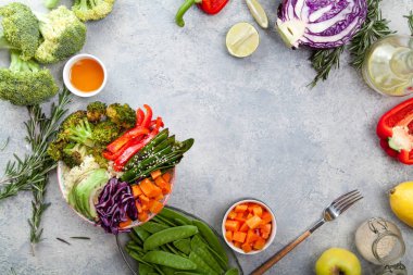 Kuskus, brokoli ve havuç pişmiş ile öğle yemeği için lezzetli sağlıklı kase küpleri, kızarmış bezelye, avokado ve kırmızı lahana kesmek. Kolay vejetaryen diyet kavramı. Rustik arka plan, kopya alanı.