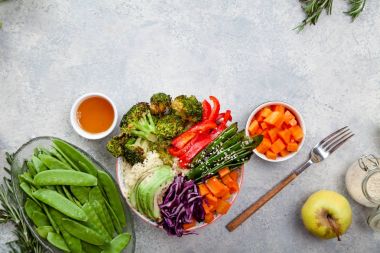 Kuskus, brokoli ve havuç pişmiş ile öğle yemeği için lezzetli sağlıklı kase küpleri, kızarmış bezelye, avokado ve kırmızı lahana kesmek. Kolay vejetaryen diyet kavramı. Rustik arka plan, kopya alanı.