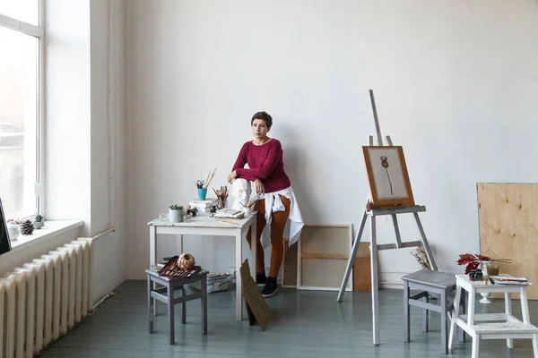 Artista Feminina Seu Espaçoso Estúdio Branco Trabalhando Com Pintura Aquarela — Fotografia de Stock