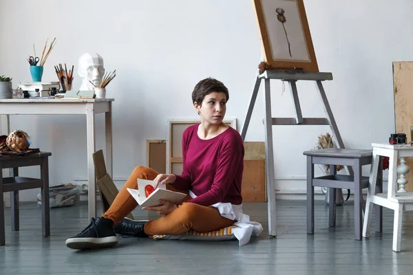 Artista Feminina Seu Espaçoso Estúdio Branco Trabalhando Com Pintura Aquarela — Fotografia de Stock