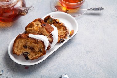 Geleneksel Noel kek Kuruyemiş ROM ve şeker sır batırılmış ile dilim. Noel şenlikli dekorasyonu ile arka plan. Kopya alanı ile yatay kompozisyon.