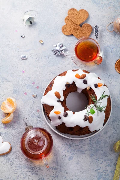 ラムと砂糖の艶出しに浸したドライ フルーツと伝統的なクリスマス ケーキ ハートのジンジャー クッキーでティータイム クリスマスの飾りにクリスマスの背景 コピー スペース — ストック写真