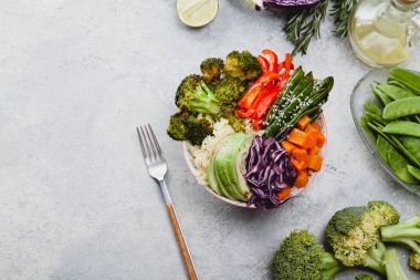 Kuskus, brokoli ve havuç pişmiş ile öğle yemeği için lezzetli sağlıklı kase küpleri, kızarmış bezelye, avokado ve kırmızı lahana kesmek. Kolay vejetaryen diyet kavramı. Rustik arka plan, kopya alanı.