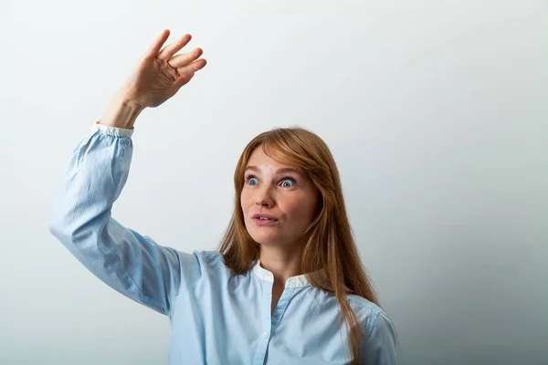 Mujer Con Pelo Rojo Pecas Levantando Mano Derecha Mostrando Tamaño —  Fotos de Stock