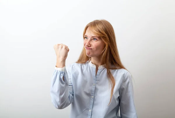 Ung Red Headed Kvinna Med Vita Fräknar Visar Knytnäve Med — Stockfoto