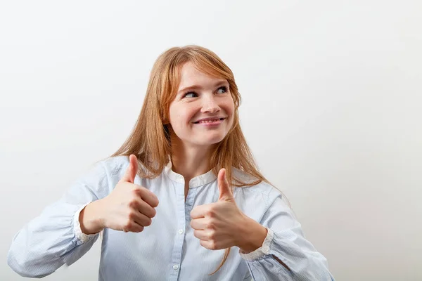 Pretty Funny Red Headed Woman Smiling Showing Thumbs Feeling Enthusiastic — 스톡 사진