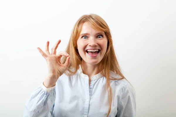 Vrouw Met Rood Haar Sproeten Tonen Goedkeuring Gebaar Lachen Met — Stockfoto