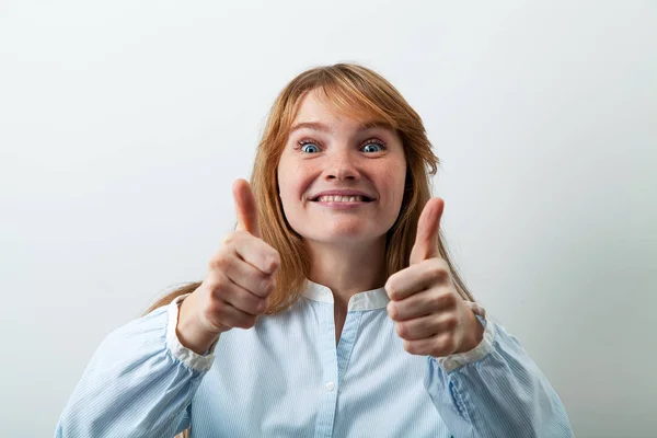 Bonita Engraçada Mulher Ruiva Sorrindo Mostrando Polegares Sentindo Entusiasmado Satisfeito — Fotografia de Stock