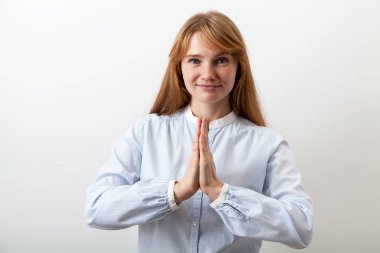 zencefil ile genç bayan duymak ve avuç içi bir araya getirmek ve saygı gösteren gözler mavi 