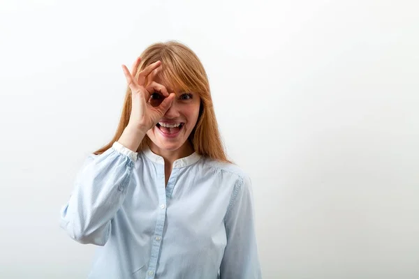 Red Headed Kvinna Med Fräknar Klädd Casual Blå Skjorta Visar — Stockfoto