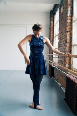 Bale egzersiz bale barre içinde beyaz ferah çatı yakınındaki pratik genç kadın oyuncusu 