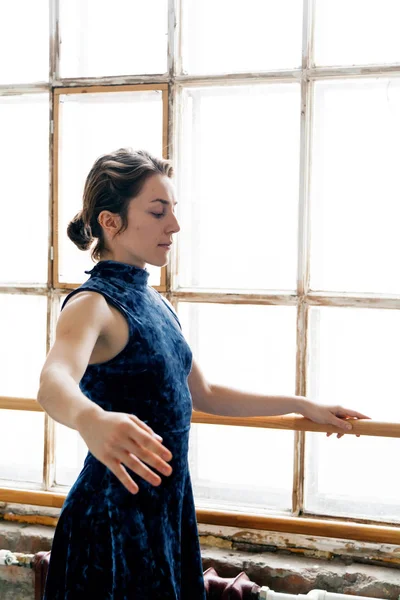 Bale egzersiz bale barre içinde beyaz ferah çatı yakınındaki pratik genç kadın oyuncusu 