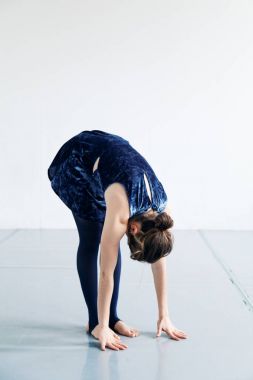 Beyaz ferah çatı çağdaş dans elemanları pratik mavi kadife elbiseli genç kadın oyuncusu giyinmiş 