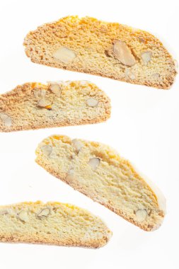Beyaz arka plan üzerinde izole badem ile geleneksel İtalyan cantuccini bisküvi 